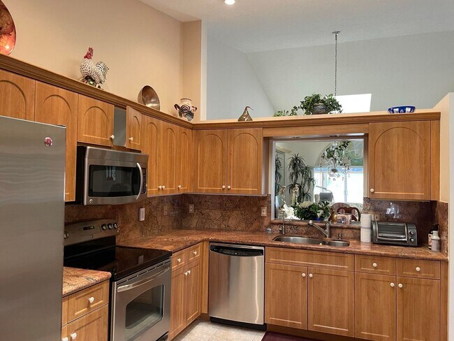 Building Photo - 5795 Royal Lake Cir