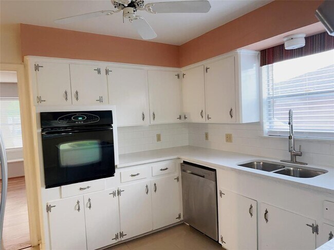 Building Photo - 5107 W Bellfort Blvd