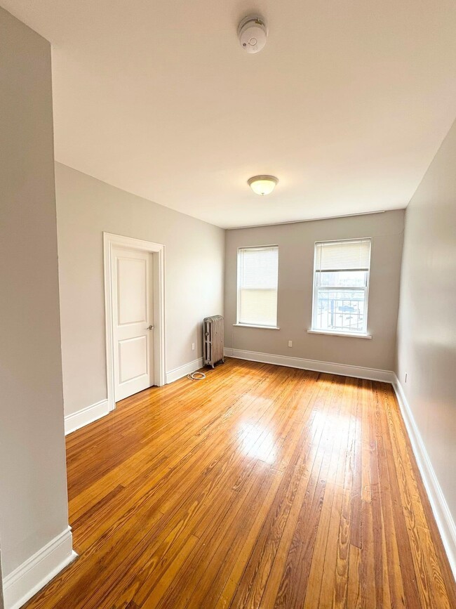 Building Photo - 409 54th St