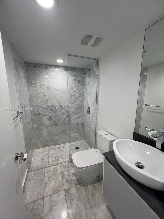 Building Photo - 9821 E Bay Harbor Dr