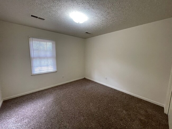 Building Photo - Two Bedroom Duplex in Bedford
