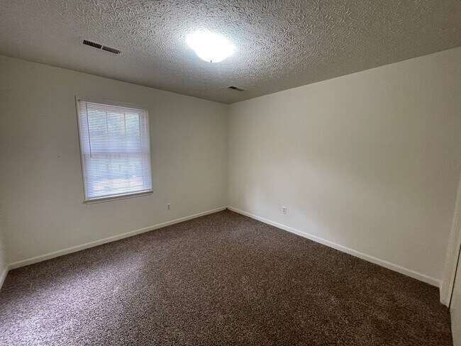 Foto del edificio - Two Bedroom Duplex in Bedford
