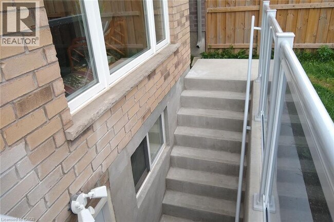 Photo du bâtiment - 137 Rivertrail Ave