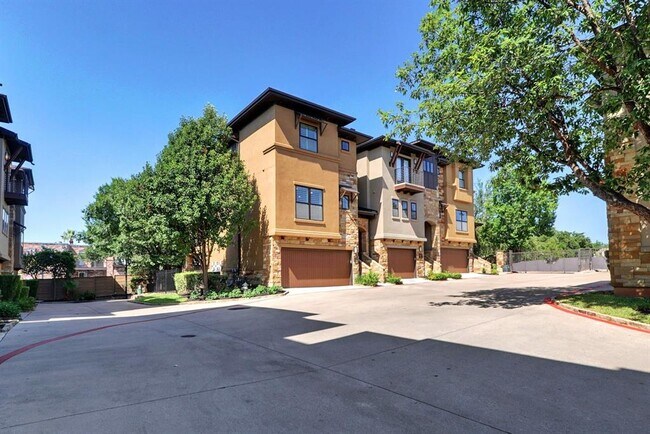 Building Photo - 6533 E Hill Dr