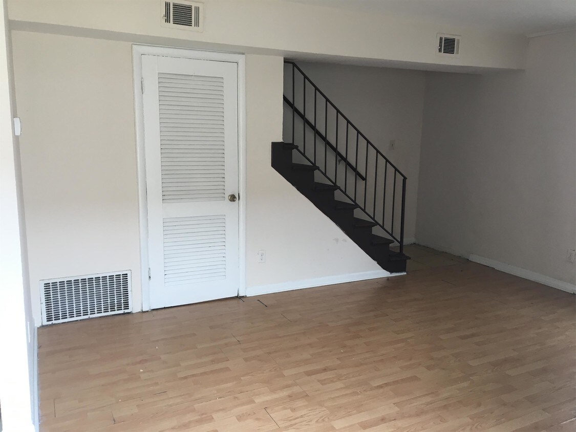 Primary Photo - 436 Robertson St