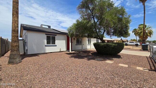 Foto del edificio - 8012 W Highland Ave