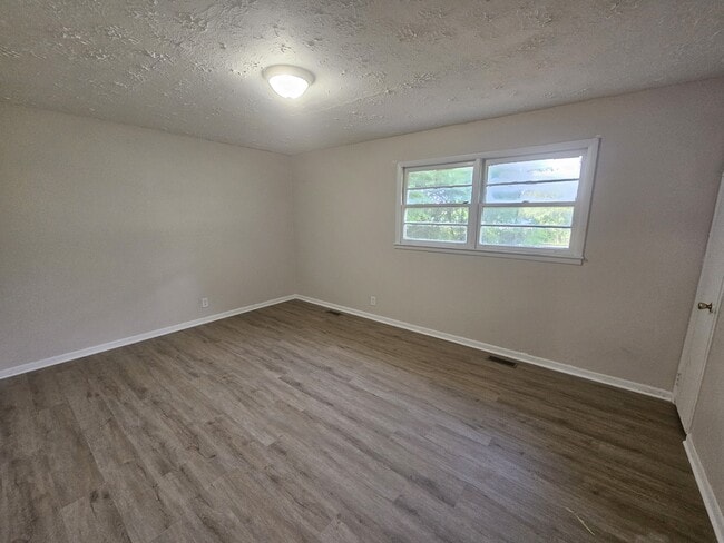 Building Photo - 731 Maxanna Dr
