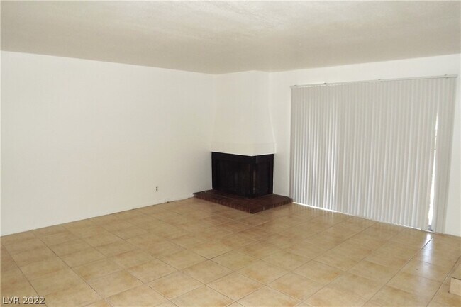 Building Photo - 558 Oakbrook Ln