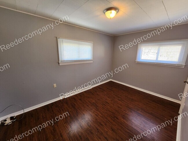 Building Photo - 2 bedroom 1 bathroom house minutes from ex...