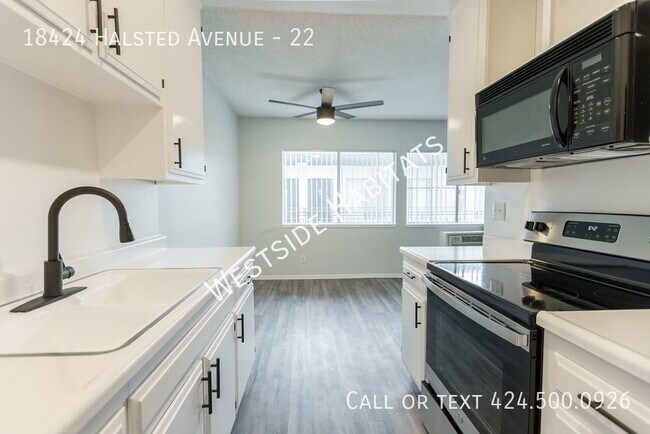Foto del edificio - 18424 Halstead - Gorgeous, fully renovated...