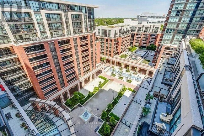 Photo du bâtiment - 830-830 Lawrence Ave W