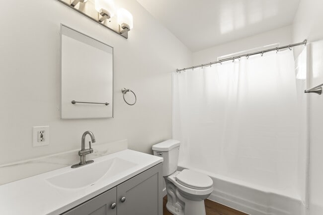Building Photo - 1339 W 109th St