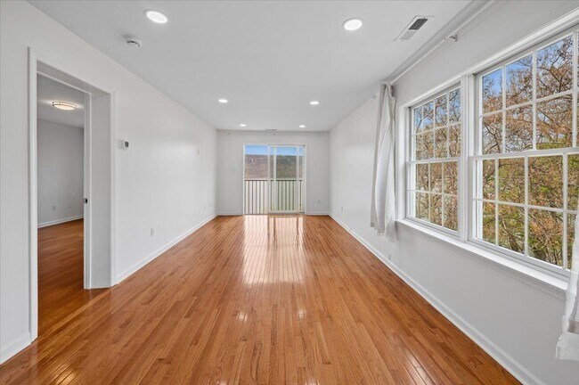 Foto del edificio - 727 Warburton Ave