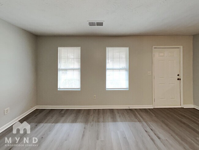 Foto del edificio - 6120 Forrest Ave