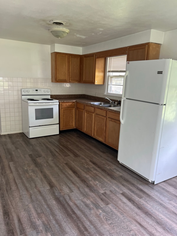 Primary Photo - 93 E Green St