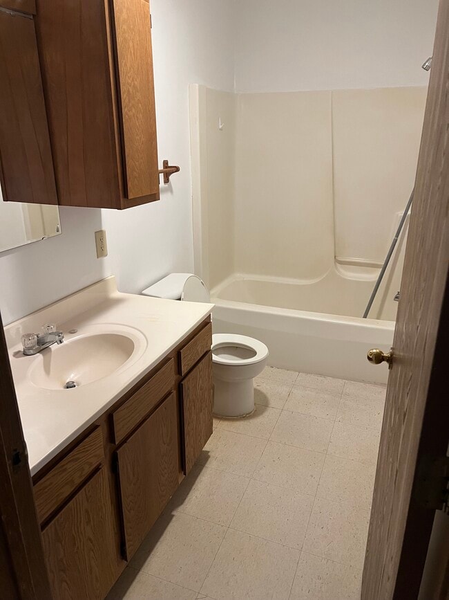 Building Photo - Grandview Property