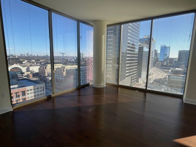 Building Photo - Spacious 2 Bedroom Corner Unit in Sought After Luxurious Highrise