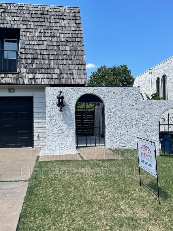 Primary Photo - 6112 S Lakewood Ave