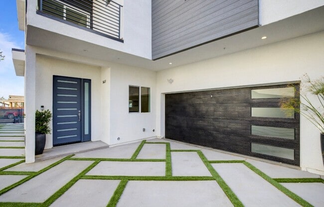 Foto del edificio - 5639 Riverton Ave