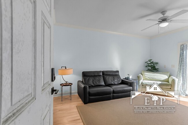 Foto del edificio - Charming Townhouse Near the Heart of Charleston – Comfort & Convenience in One!