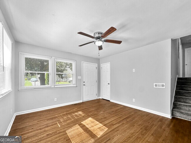 Building Photo - 440 Dartmouth Dr SW