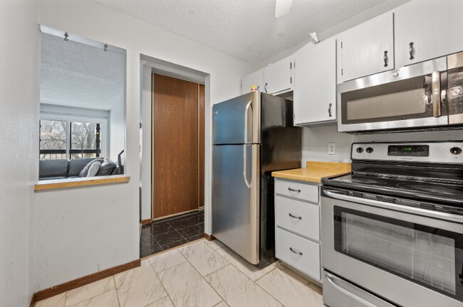 Foto del edificio - 3850 Plymouth Blvd