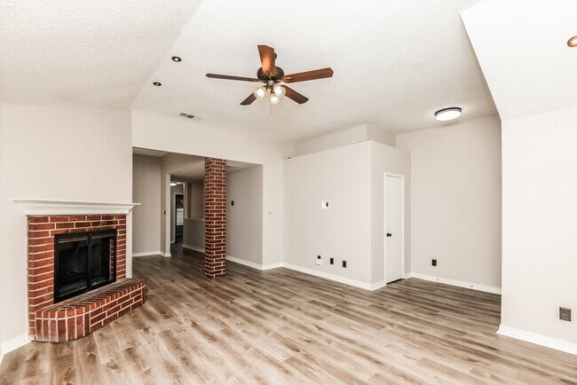 Building Photo - 7007 Rovato Dr