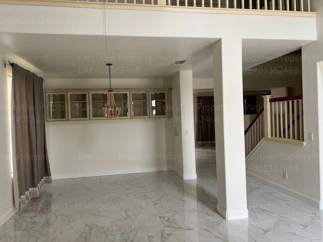 Building Photo - Stunning 4-bedroom, 3 bathroom home located in the westside of Bakersfield this  spacious house o...