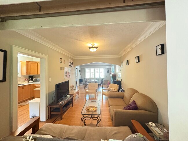 Photo du bâtiment - Charming 3 Bedroom Detached Home In Westdale