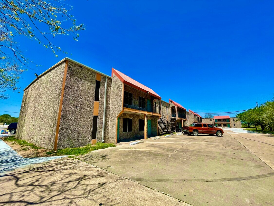 Whispering Pines Apartments in West Columbia, TX