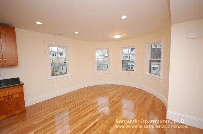 Building Photo - 86 Linden St