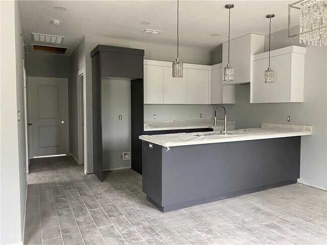 Building Photo - 408 E Acacia Ave