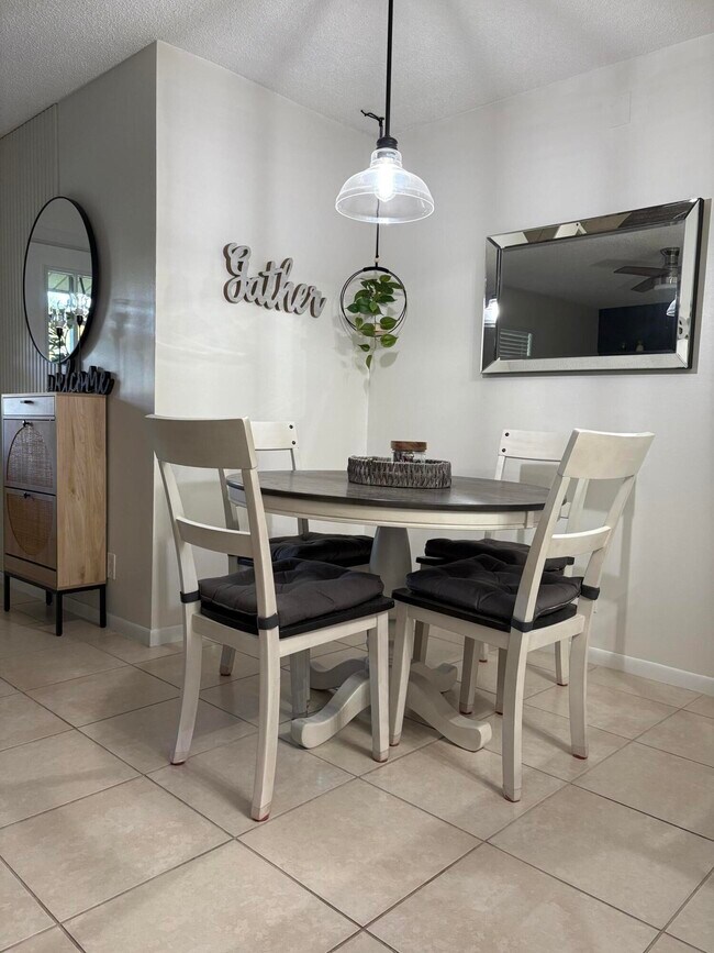 Foto del edificio - 330 Knotty Pine Cir