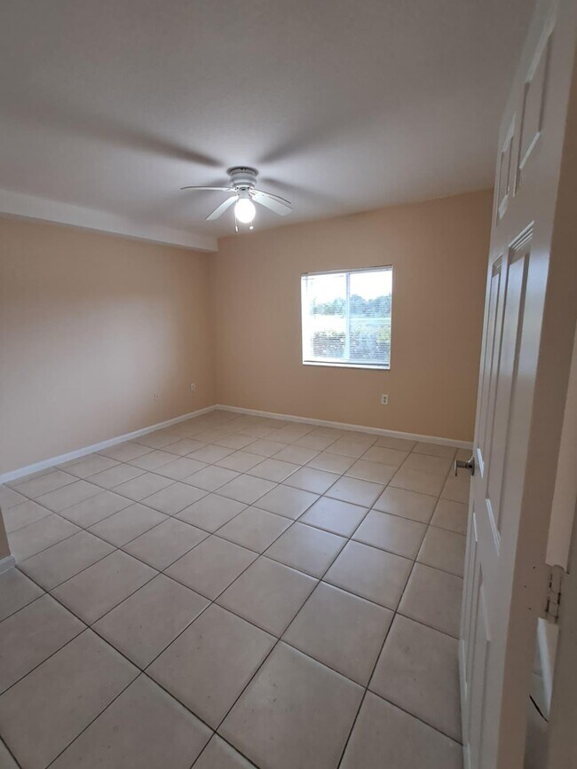 Foto del edificio - 1157 Golden Lakes Blvd