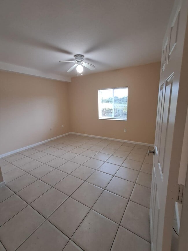 Building Photo - 1157 Golden Lakes Blvd