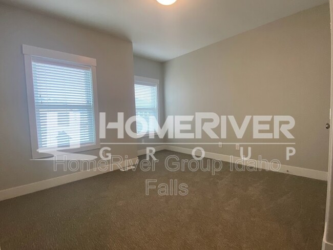 Building Photo - 690 Silvermaple Dr