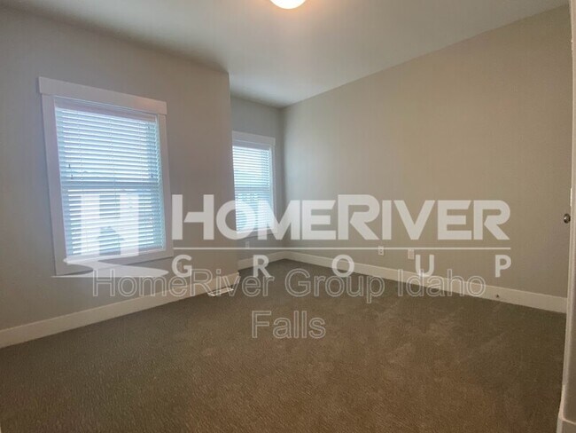 Foto del edificio - 690 Silvermaple Dr