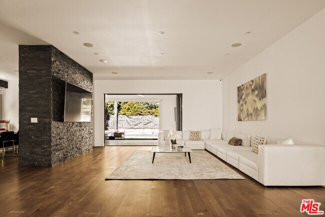 Foto del edificio - 5062 Woodley Ave