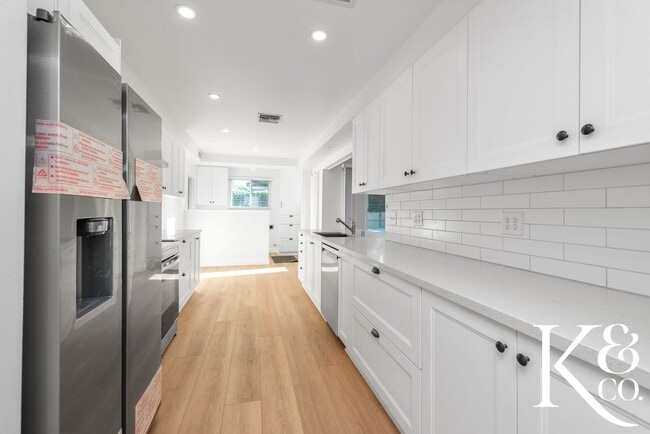 Foto del edificio - Charming 3-Bedroom Home with Pool in Prime...