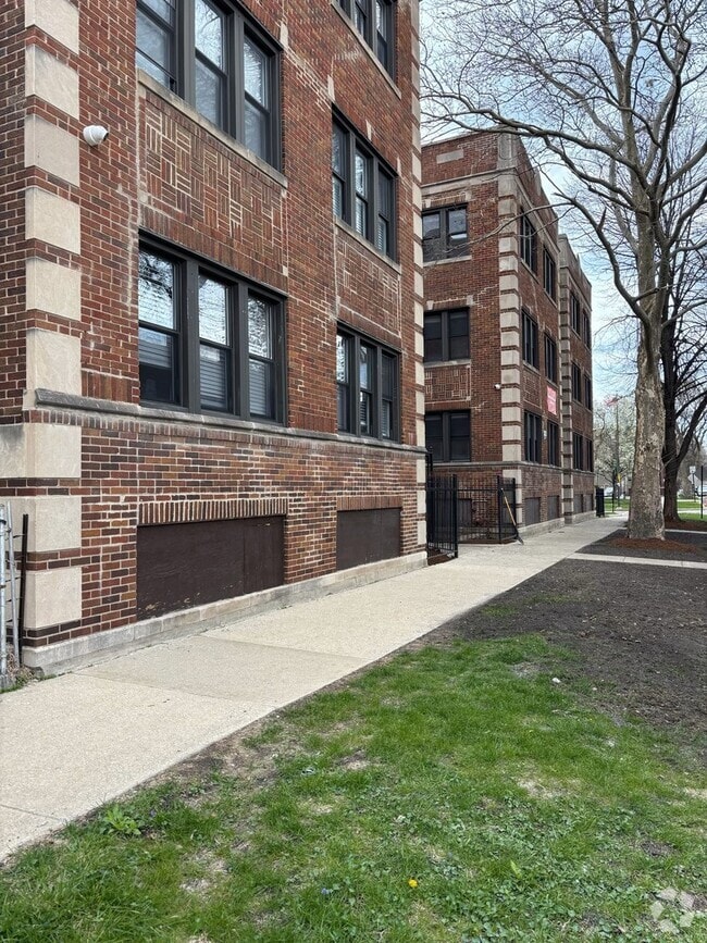 Building Photo - 70 E 68th St