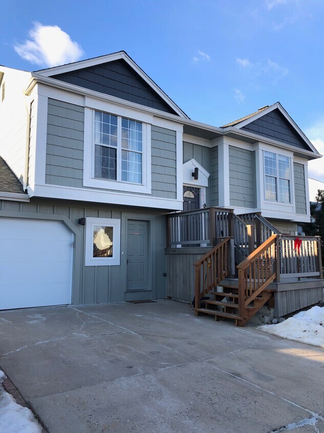 Upstairs Duplex - 520 W Fir Way