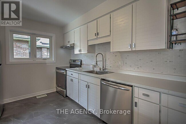 Building Photo - 14 Wareside Rd