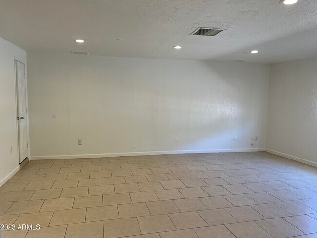Foto del edificio - 1635 W Calavar Rd