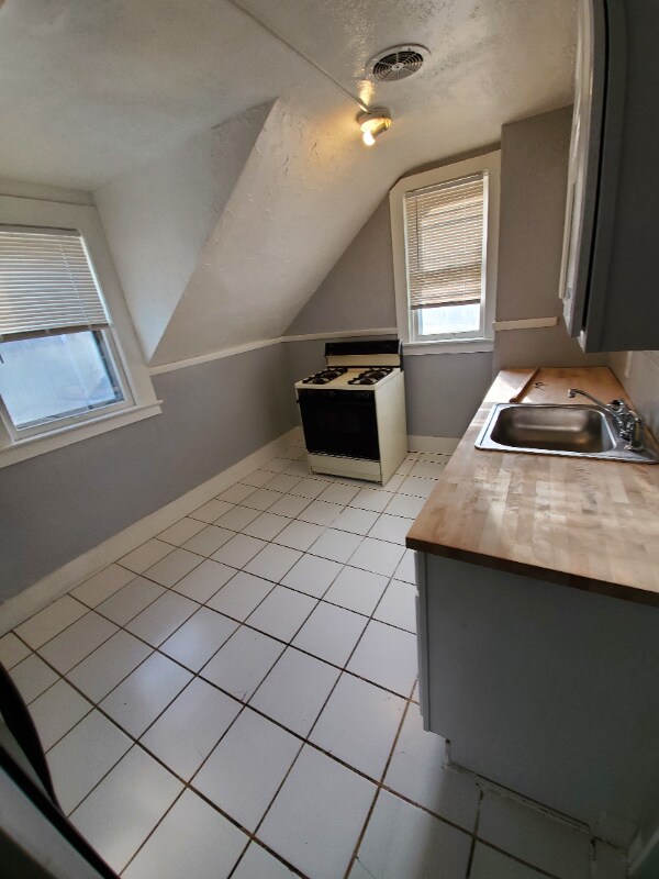 Building Photo - 1334 W 95th St