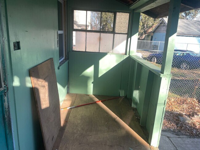 Building Photo - 3 Bed - 1 Bath - Single Family Home in Cle...