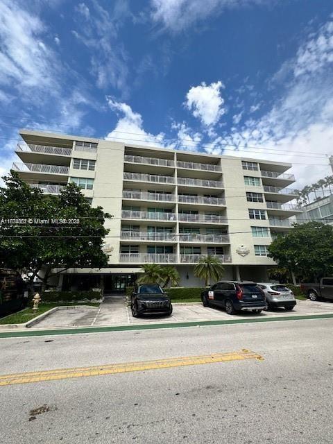 Foto del edificio - 9500 W Bay Harbor Dr