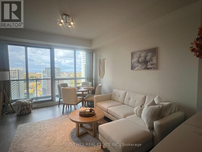 Photo du bâtiment - 30 Roehampton Ave