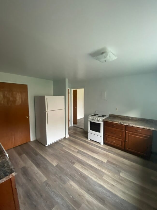 Kitchen Fridge and Range - 520 N 11th Ave