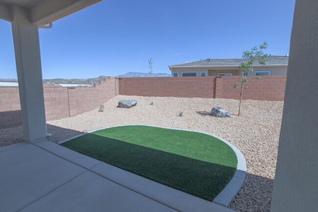 Building Photo - Brand New Townhome In Hurricane