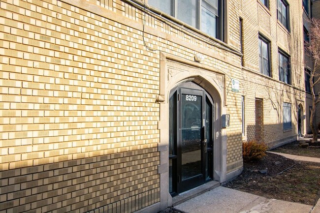 Building Photo - 8209 S Ellis Ave